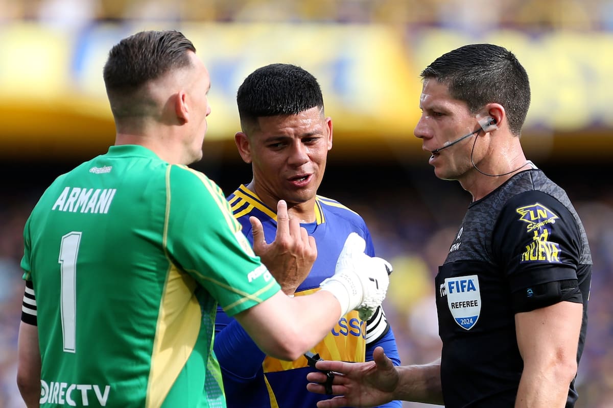 Ramirez discute con Armani y Rojo durante el Boca-River de septiembre pasado