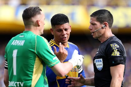 Ramirez discute con Armani y Rojo durante el Boca-River de septiembre pasado