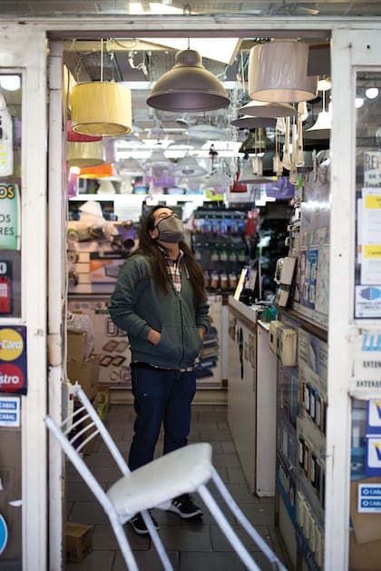 Ramiro (28). Comercio: Ferretería. ¿Cómo es el trato con los clientes? “Dejamos entrar de a una persona y atendemos desde la puerta”.