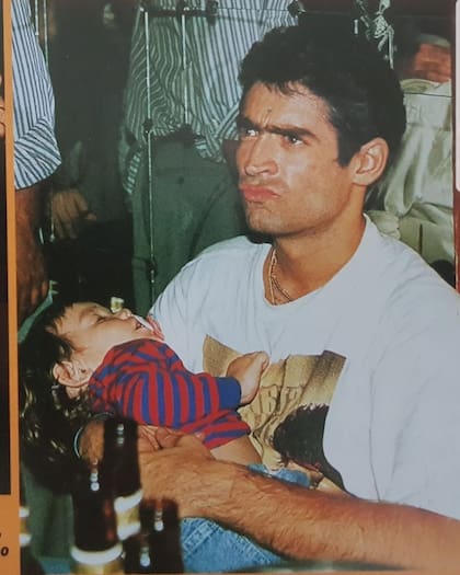 Ramiro Bueno en brazos de su padre; en el momento del accidente, él tenía tres años (Foto: Instagram @ramirobueno_)