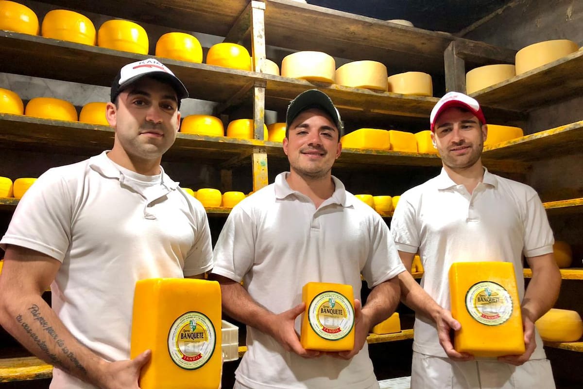 Ramiro Caballero, encargado de pintar y preparar los quesos para la venta; Enzo Cristiano, maestro quesero, y
Franco Madina, ayudante de elaboración, encargado de el pasteurizador y salmuera