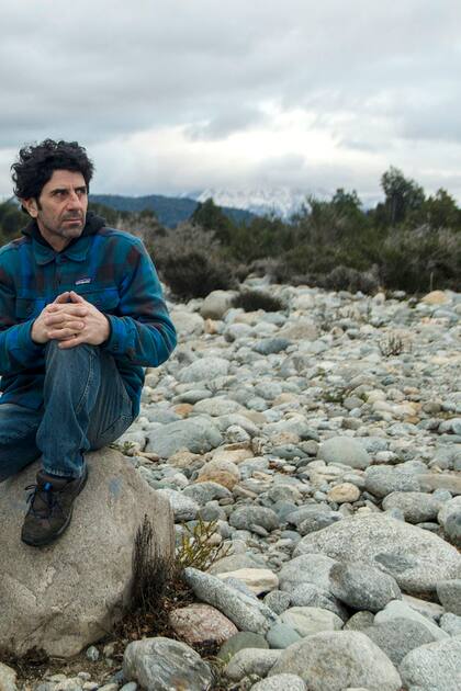 Ramiro Calvo, guía de alta montaña, en el arroyo Casa de Piedra, y, detrás, los cerros Bellavista y Goye