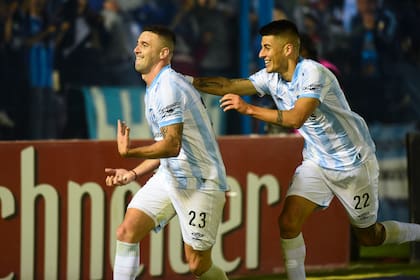 Ramiro Carrera celebra su gol, el primero del Decano; lo sigue Joaquín Pereyra