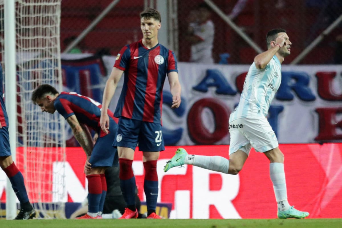 Ramiro Carrera festeja su golazo para Atlético Tucumán ante San Lorenzo; el Decano hizo un buen partido pero no pudo ganar