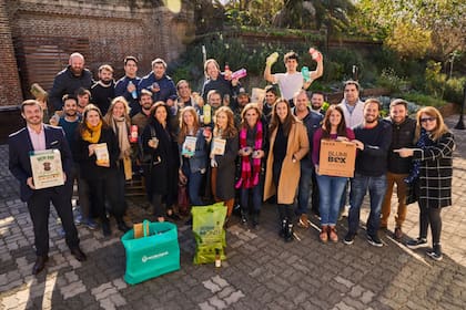 Ramiro Cenoz junto a productores de orgánicos que participan en el portal