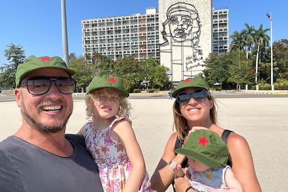 Ramiro de Lusarreta en Cuba junto a su esposa Sofía y sus dos hijas