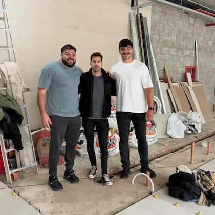 Ramiro Herrera, Germán y Tomás Lavanini, durante el proceso de armado de FOMO Café