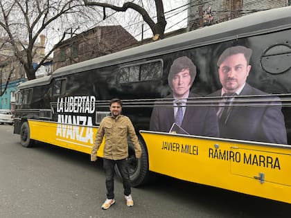 Ramiro Marra en una recorrida por La Boca