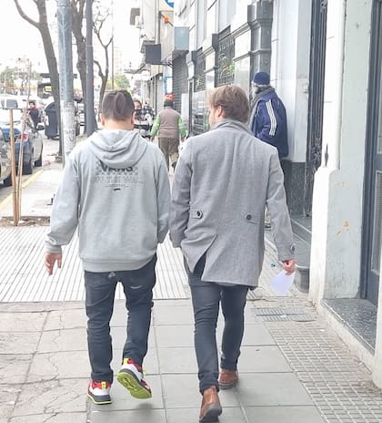 Ramiro Marra y Álvaro de espaldas, al salir de la comisaría