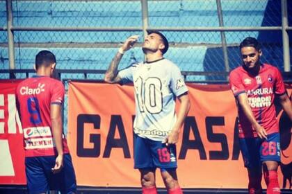 Ramiro Rocca festeja uno de sus goles con homenaje a Diego Maradona