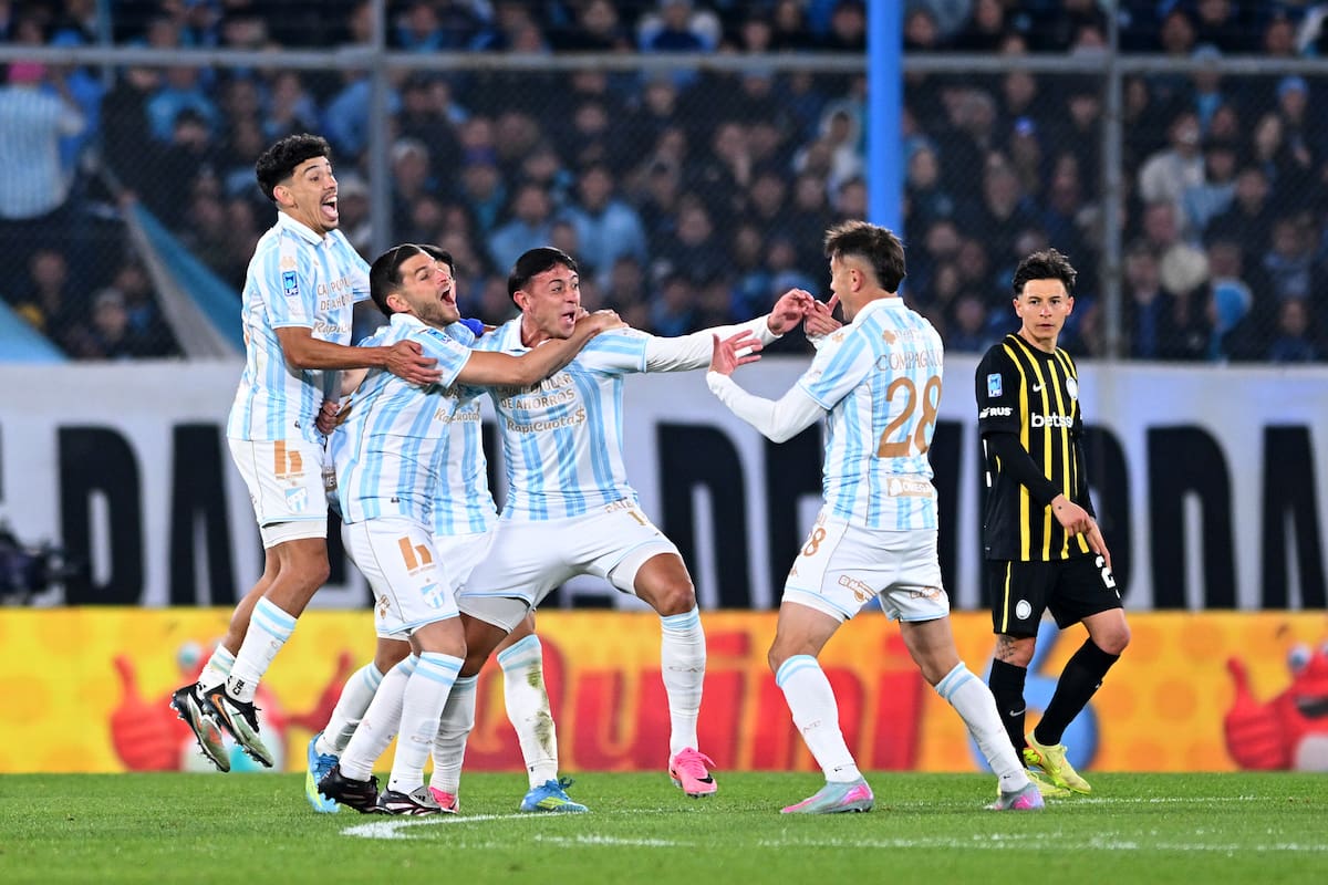 Ramiro Ruiz Rodríguez, de Atlético Tucumán, celebra con sus compañeros luego de anotar el segundo gol de su equipo ante Racing