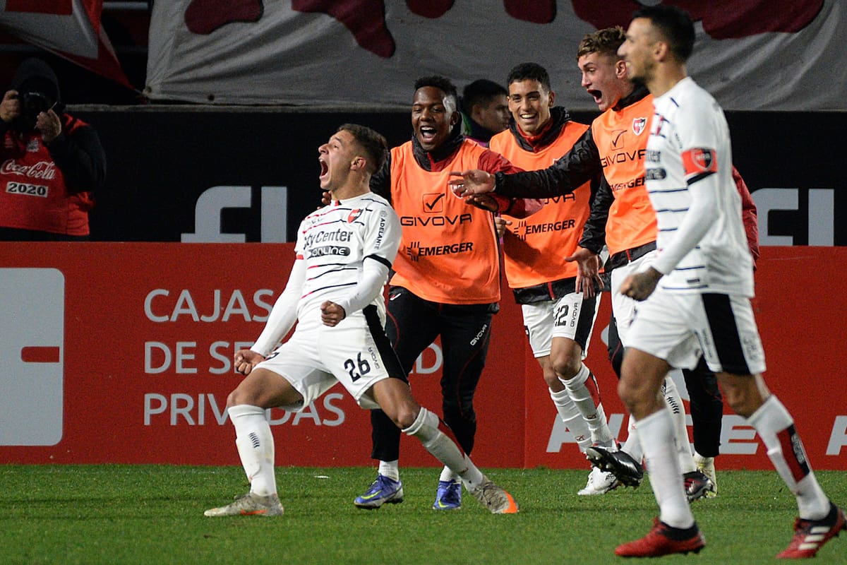 Ramiro Sordo (26) encabeza el festejo de Newell's tras el 1-0 a Estudiantes, un auténtico equipo