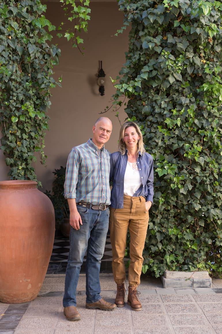 Ramiro Trunsky, bisnieto del libanés Pedro Lavaque, y Paola Marcon llevan adelante el multiespacio que reúne buen descanso, arte y artesanía de calidad, y exquisita gastronomía.