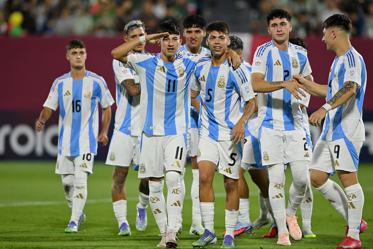 Ramiro Tulián celebra su golazo a México