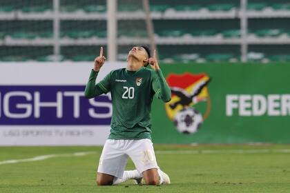 Ramiro Vaca celebra tras anotar el gol con el que Bolivia derrotó 1-0 a Perú en las eliminatorias del Mundial, el domingo 10 de octubre de 2021, en La Paz. (MartínAlipaz/Pool vía AP)