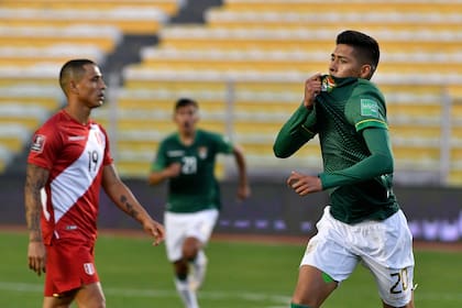 Ramiro Vaca festeja su gol durante el partido de eliminatorias de la Copa del Mundo Catar 2022 que disputan Perú y Bolivia.