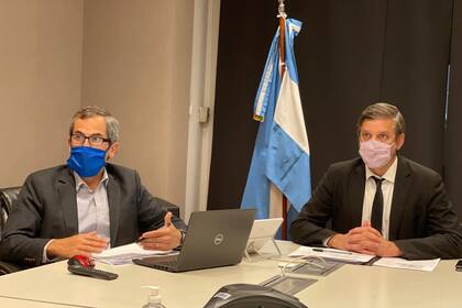 Ramiso Tosi, subsecretario de Financiamiento, y Mariano Sardi, jefe del área, al explicar los resultados de la licitación y la estrategia oficial.