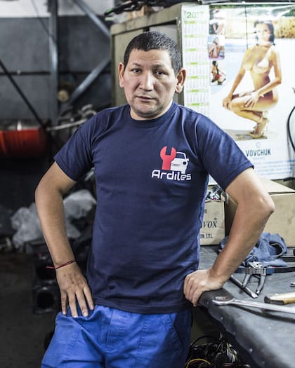 Ramón (38) trabaja en Taller Ardiles desde hace 21 años. Tarea favorita: Colocar parabrisas.