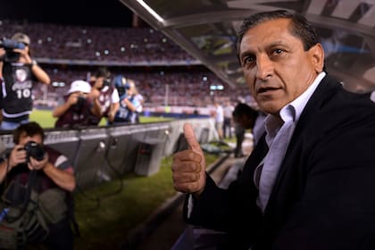 Ramón Díaz dirigiendo en el estadio Monumental