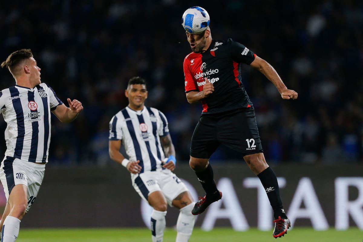 Ramón Ábila abrió el marcador para Colón, que no pudo sostener el triunfo pero cerrará la serie con Talleres como local