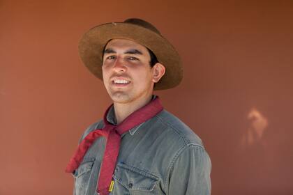 Ramón Alfredo Salazar es guía local, trabaja para la Fundación Rewilding Argentina y todos lo conocen como Keneke.