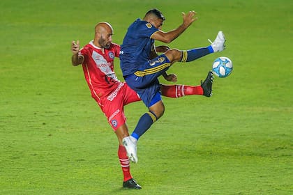 Ramón Ábila, de Boca, disputa la pelota con Carlos Quintana, de Argentinos; Wanchope es capaz de mandar un penal casi afuera del estadio como de una resolución sutil para pasar a ganar.