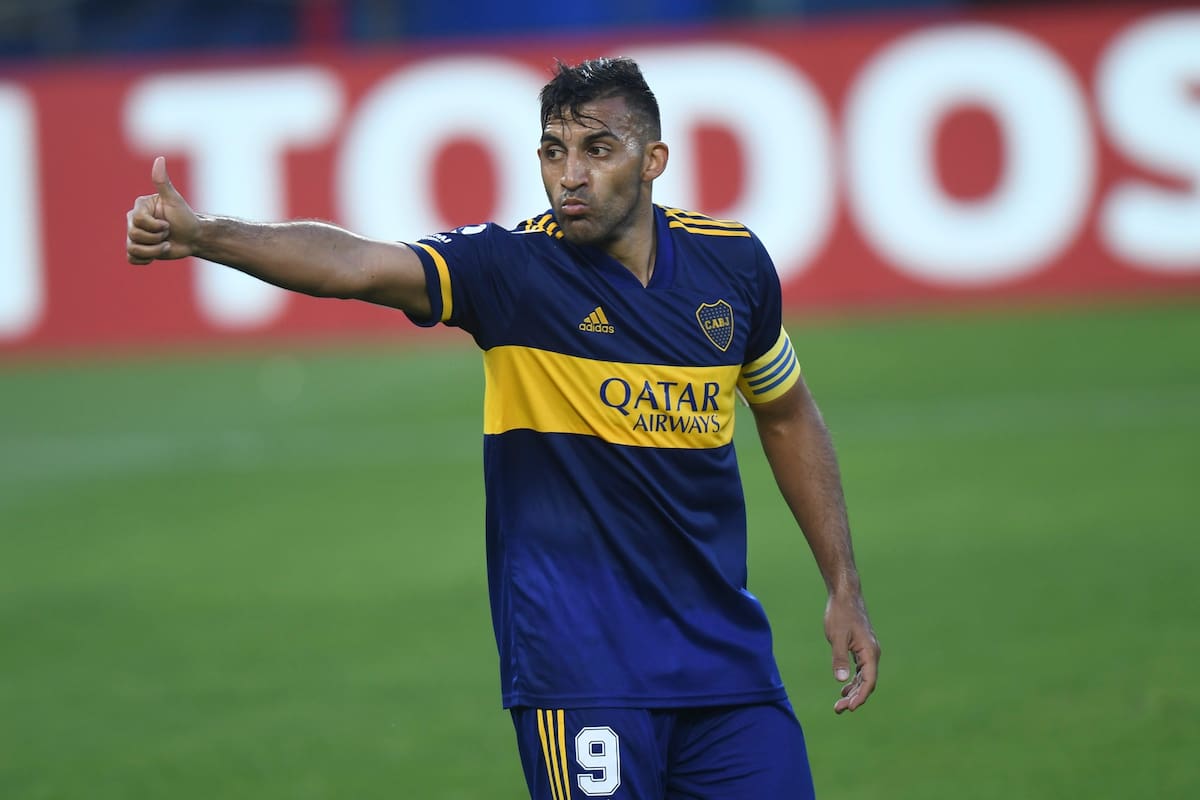 Ramón "Wanchope" Abila festeja su gol frente a Huracán.