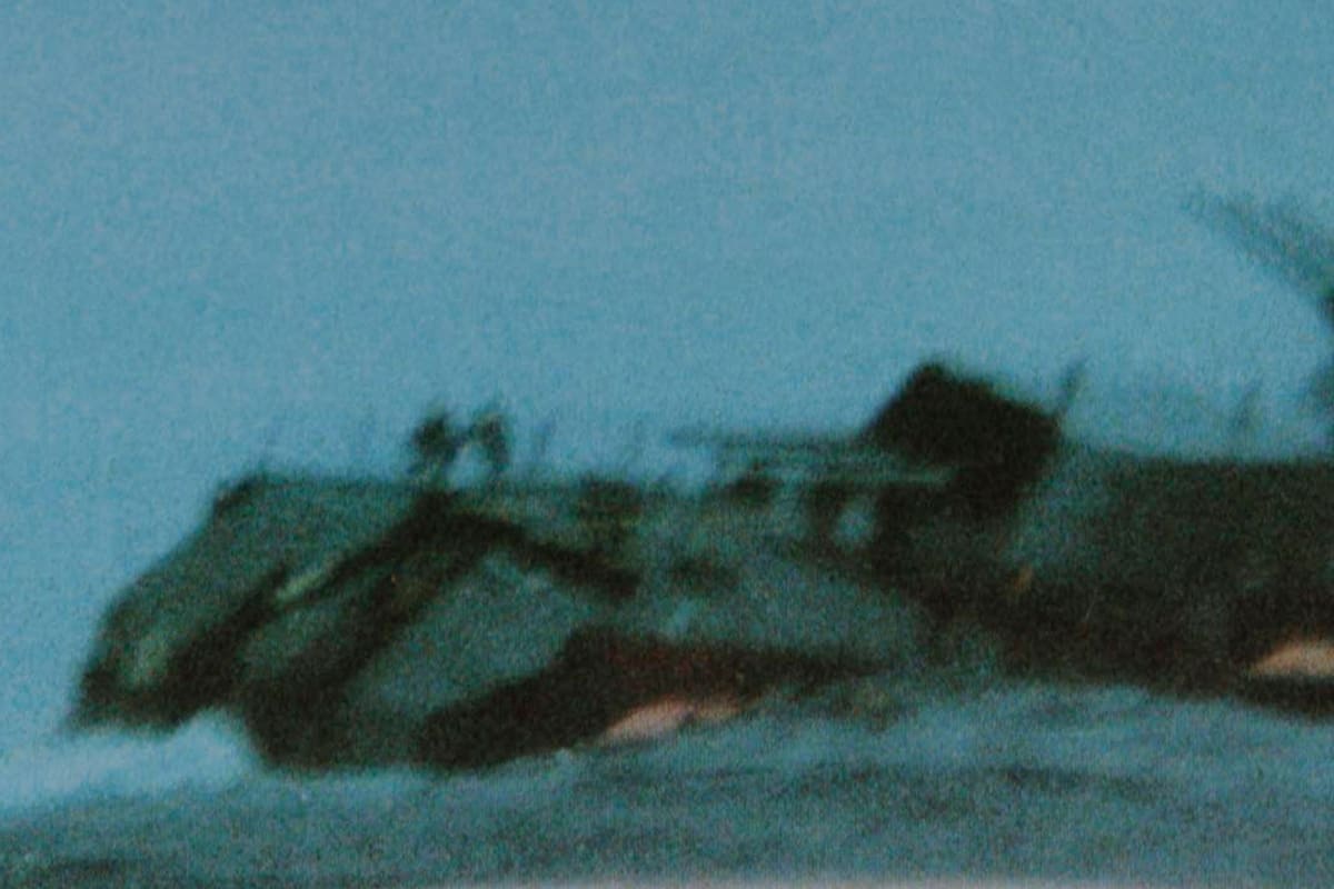 Ramón Barrionuevo y Héctor Bonzo están a punto de saltar hacia el mar. La imagen fue tomada desde una balsa por el Teniente de Fragata Martín Sgut.