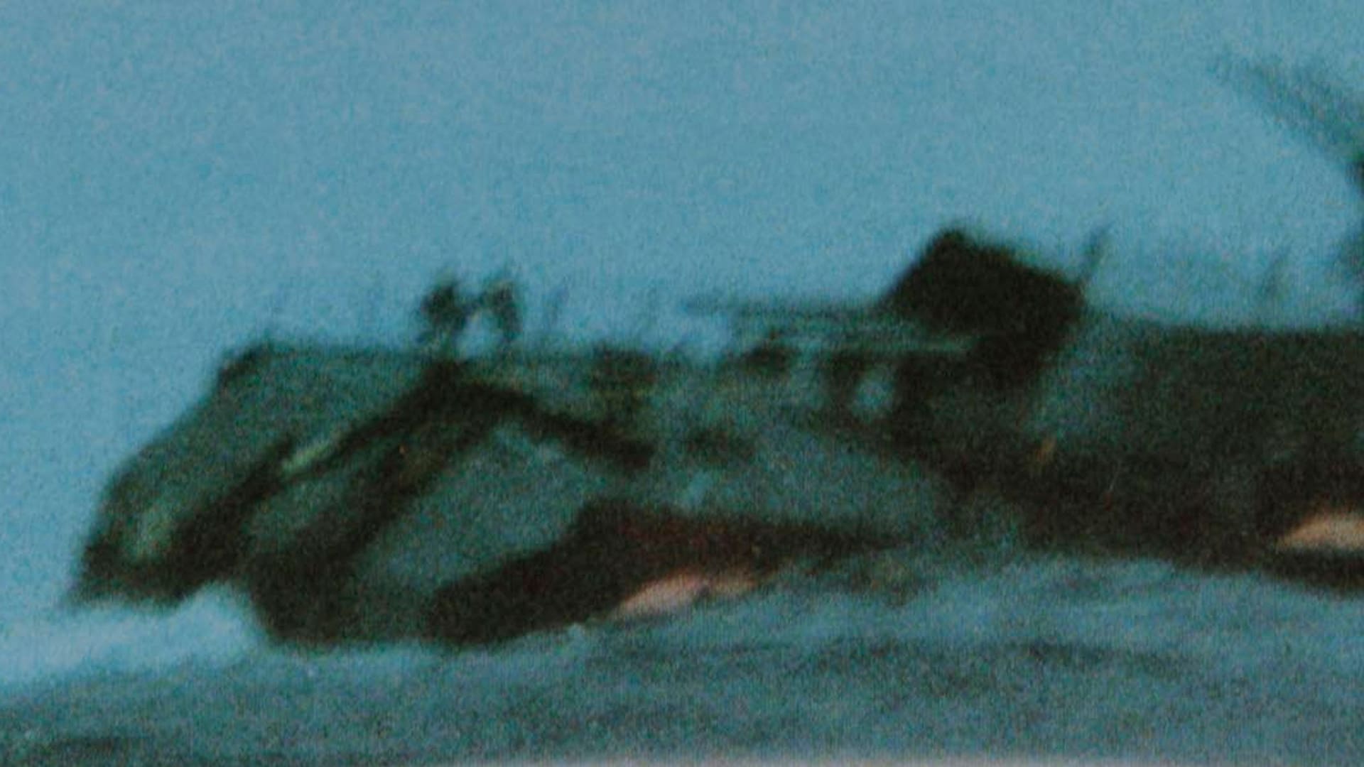 Ramón Barrionuevo y Héctor Bonzo están a punto de saltar hacia el mar. La imagen fue tomada desde una balsa por el Teniente de Fragata Martín Sgut.