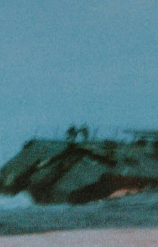 Ramón Barrionuevo y Héctor Bonzo están a punto de saltar hacia el mar. La imagen fue tomada desde una balsa por el Teniente de Fragata Martín Sgut.