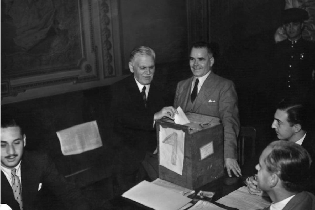 Ramón Castillo votando: fue elegido vicepresidente en 1937 y luego asumió la presidencia tras la enfermedad y muerte de Marcelino Ortiz