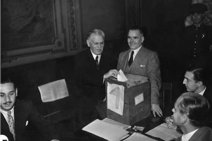 Ramón Castillo votando: fue elegido vicepresidente en 1937 y luego asumió la presidencia tras la enfermedad y muerte de Marcelino Ortiz