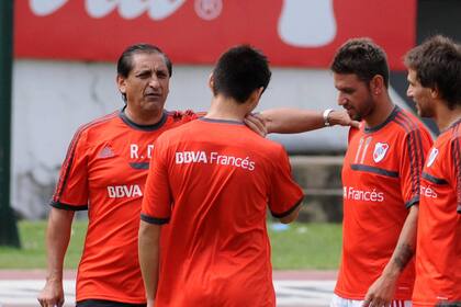 Ramón charla con el Malevo Ferreyra y Leo Ponzio, ambos suplentes mañana