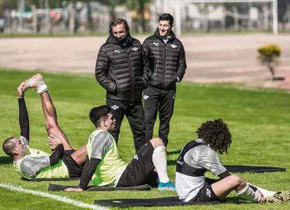 Ramón Díaz sonríe: el fútbol paraguayo regresó la semana pasada a la actividad, por lo que su equipo le sacará una luz de ventaja a Boca, rival de grupo en la Libertadores.