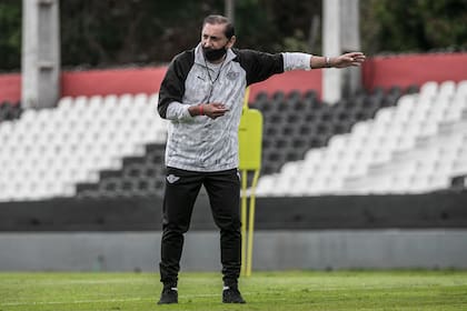 Ramón Díaz dirige, con barbijo, una de las prácticas de Libertad de Paraguay. Su equipo llegará al partido con Boca previsto para el 17 de septiembre con cerca de 10 encuentros oficiales jugados, ya que el torneo paraguayo está en plena disputa.