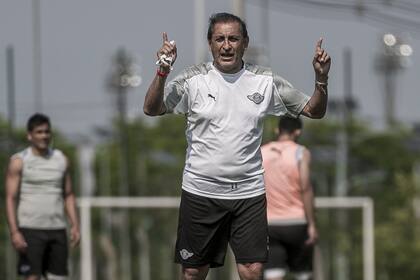 Ramón Diaz dirigiendo un entrenamiento de Libertad de Paraguay