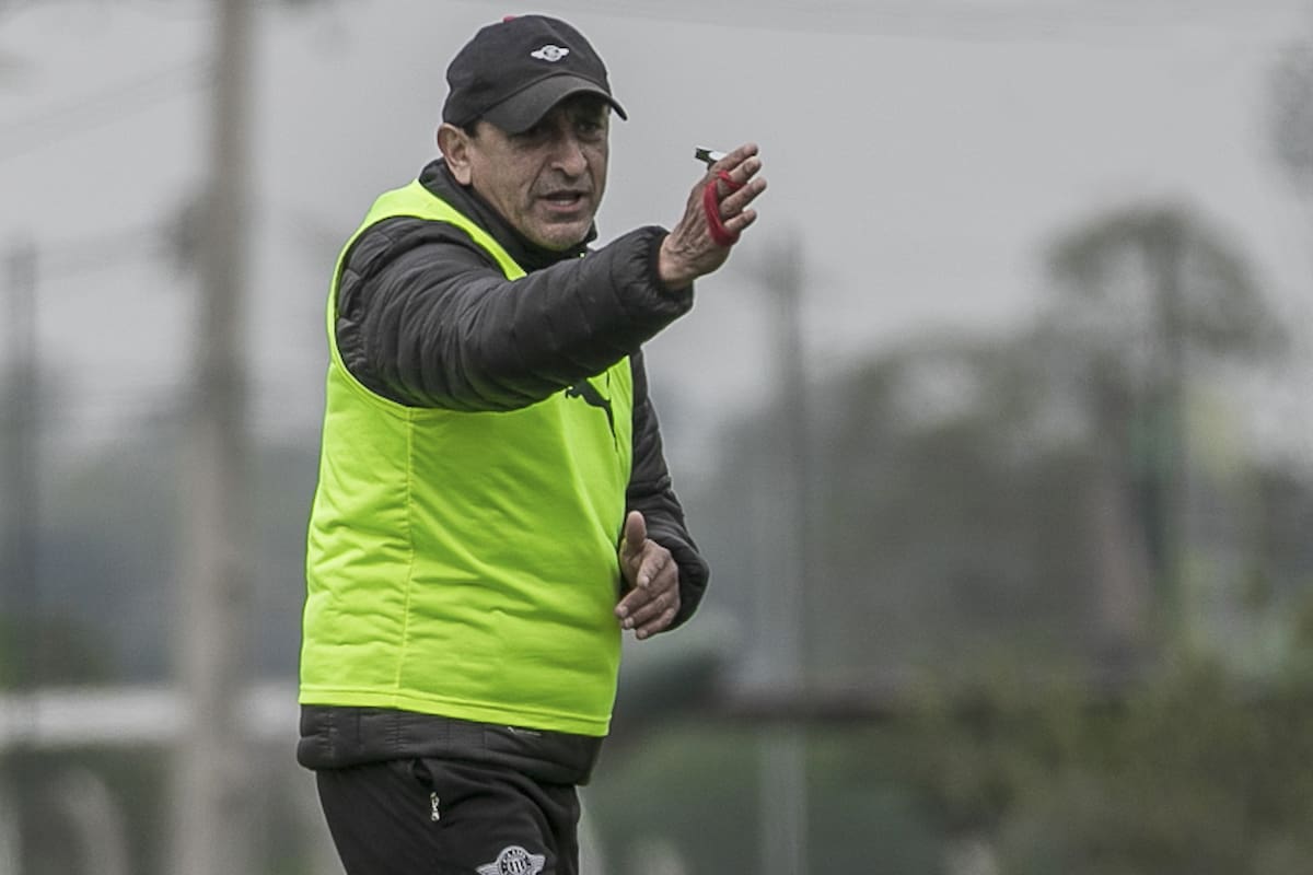 Ramón Diaz dirigiendo un entrenamiento de Libertad de Paraguay