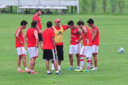 Ramón Díaz mete mano en el equipo