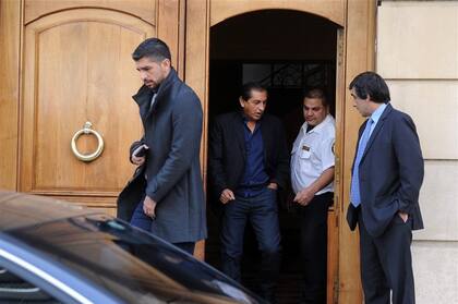 Ramón Díaz y su hijo Emiliano, ayer; los últimos en reunirse con Armando Pérez