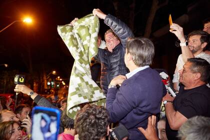 Ramón durante una campaña electoral, enfundado en una frazada, como símbolo contra los tarifazos del gas. Llegó al Congreso en 2017 y en 2019 fue candidato a la Gobernación de Mendoza.
