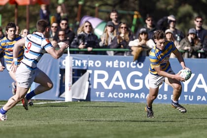 Ramón Fernández Miranda lleva la pelota para el try de Hindú