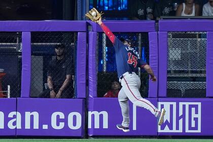 Ramón Laureano de los Bravos de Atlanta atrapa el elevado de Jake Burger de los Marlins de Miami, el domingo 22 de septiembre de 2024, en Miami. (AP Foto/Wilfredo Lee)