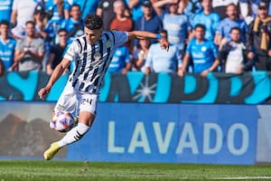 Ramón Sosa, en "vuelo", sin pisar el césped en el partido que Talleres empató en el clásico con Belgrano 1-1