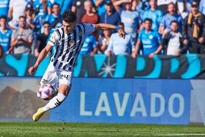 Ramón Sosa, en "vuelo", sin pisar el césped en el partido que Talleres empató en el clásico con Belgrano 1-1