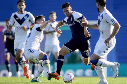 Ramón Sosa intenta pasar ante la marca de Cáseres; igualdad en un José Amalfitani sin público