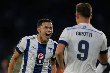 Ramón Sosa y Federico Girotti, socios en el gol de Talleres ante Cobresal y responsables en buena parte del excelente momento que está disfrutando la T: 15 partidos seguidos sin derrotas.