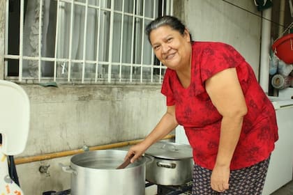 Ramona Cabrera vende empanadas y otras comidas caseras