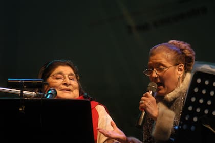 Ramona Galarza junto a Mercedes Sosa