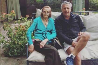 Ramona Neila junto a su hijo Alfredo Cornejo durante en la celebración del día de la madre de este año