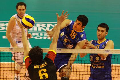 Ramos al remate, observan Garrocq y Olteanu